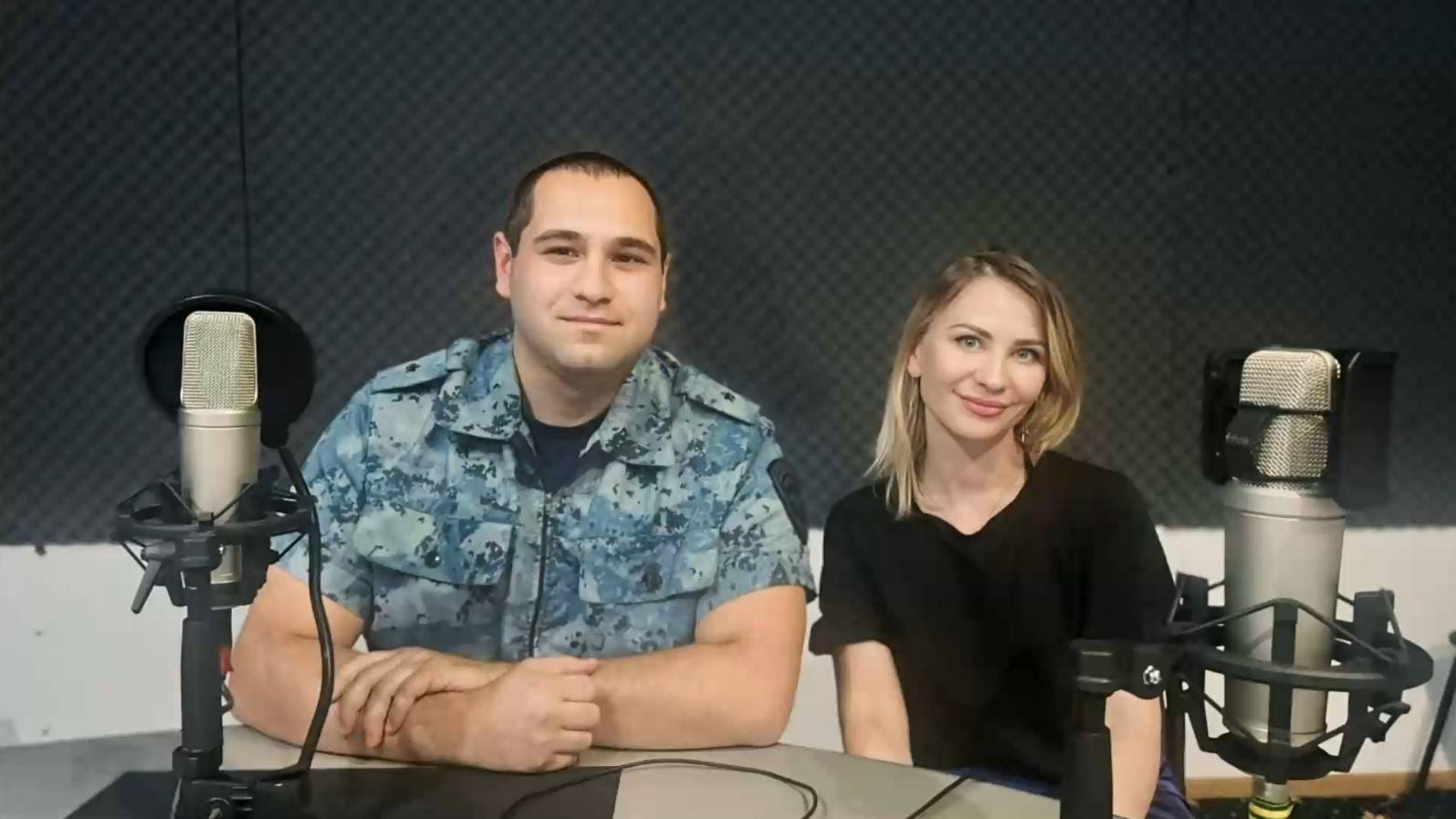 Жители КБР узнали о службе полицейских-кинологов и их четвероногих напарников из радиоинтервью