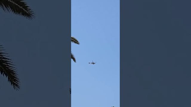 Израильский вертолет Apache преследует иранский беспилотник Shahed-136 над Израилем.  На следующ...
