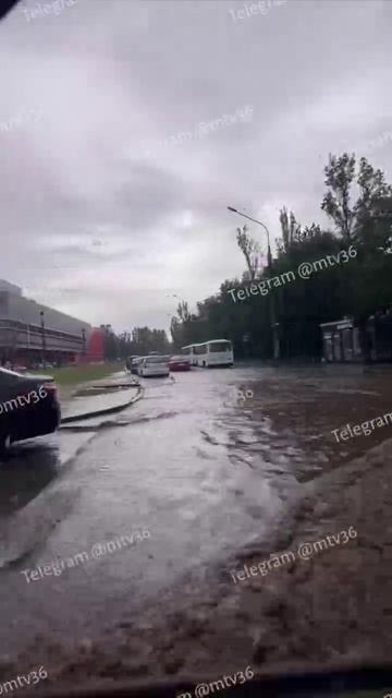 Дождь отправил остановку "Юго-Западный" рынок во владения Нептуна. 🤫