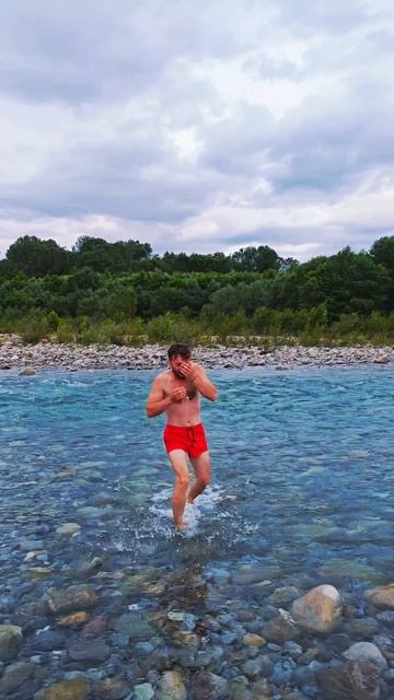 **❄️💦 Утро чемпионов!**  

Холодная речка + скважина 14°C =  
= 100% бодрости!  

Дружная команда