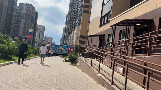 На улицах свежо. особенно для снятия влога. мы на улице