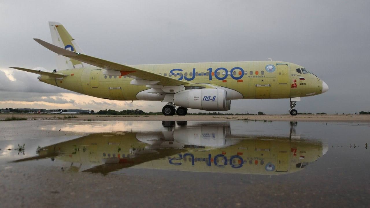 Полностью российский самолет SSJ-100 с двигателями ПД-8 впервые перелетел через всю страну.