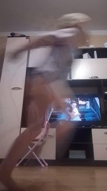 я вам показываю как прижиматься только простите то что за мной бежит сестра☹️