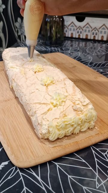 Нежный меренговый рулет! Наслаждение в каждом кусочке!