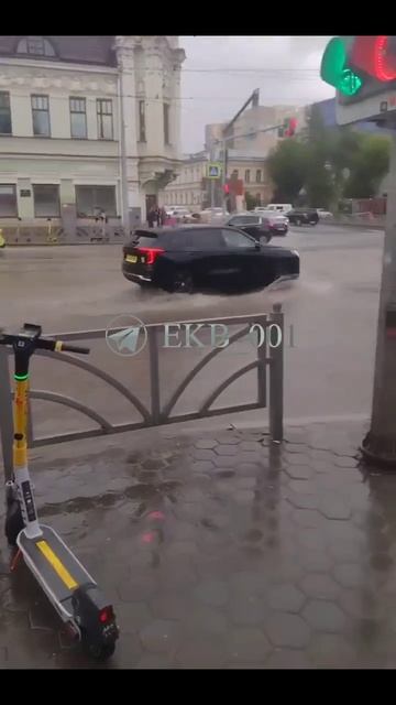 🌧 В центре города сейчас вот такая обстановка. Сегодня лучше вплавь ⛵️