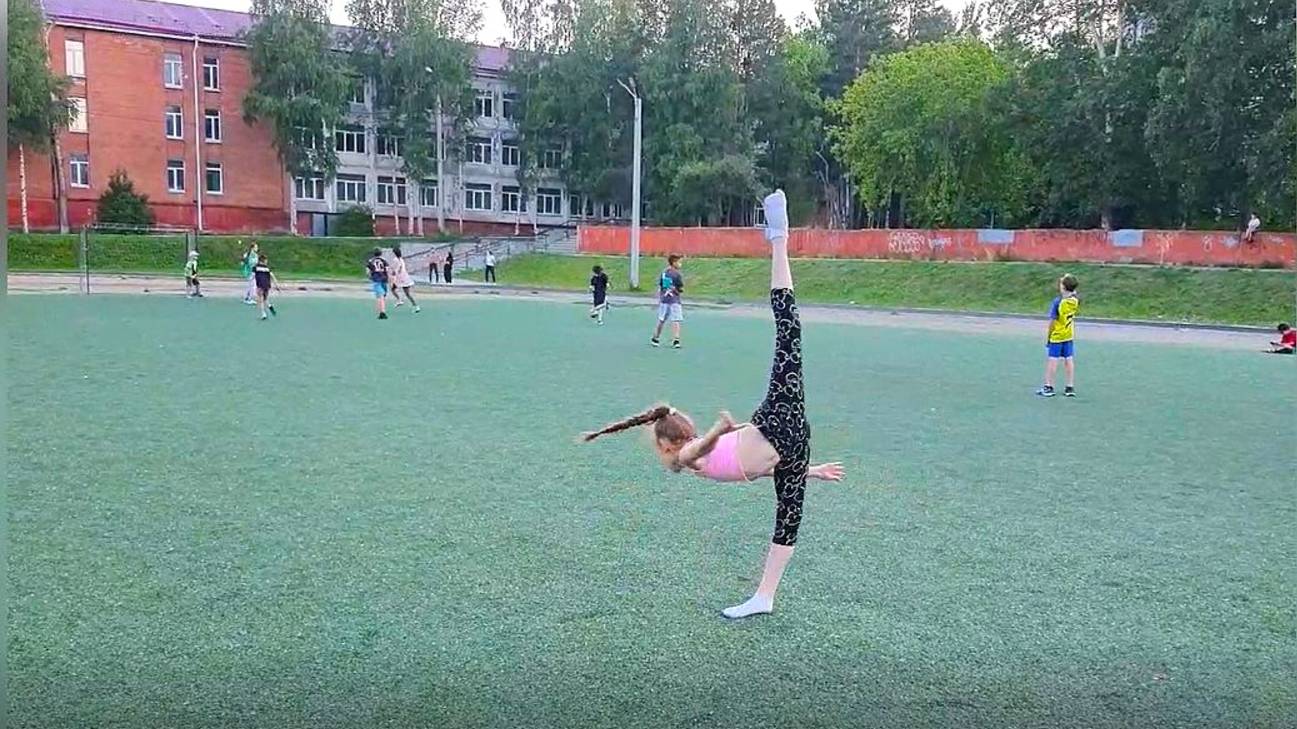 Художественная гимнастика. Упражнение на улице. Отрабатываю, учусь. Дубль 2.  06. 24 г.