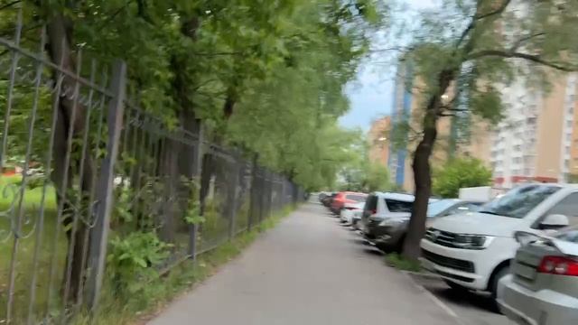 Выйдя из подьезда сразу мир улицы. приятная беседа и люди
