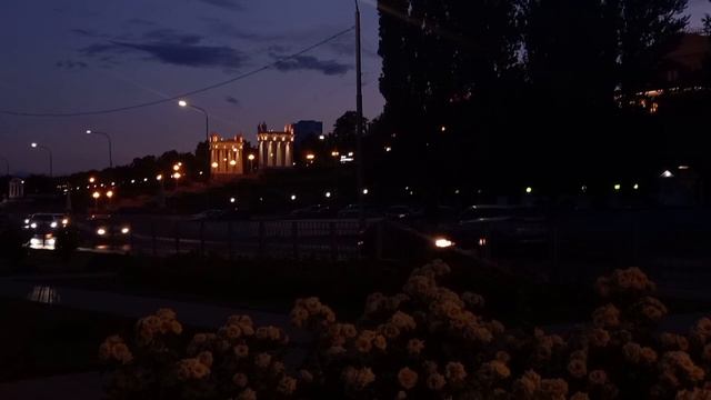 Вечерняя набережная в  городе  Волгограде