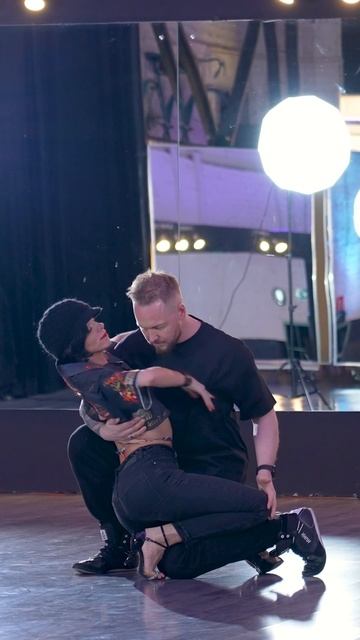 Street Tango. Павел Собирай и Сабрина Амучастегуи #танго #тангонуэво #неотанго #танцы