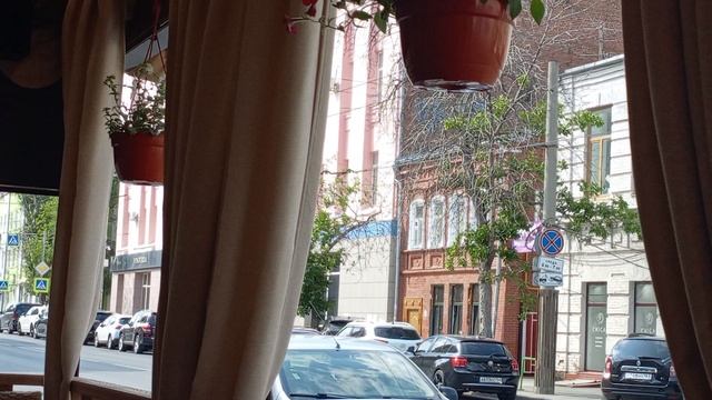 Улица Некрасовская. Сижу на летней веранде ресторана.
