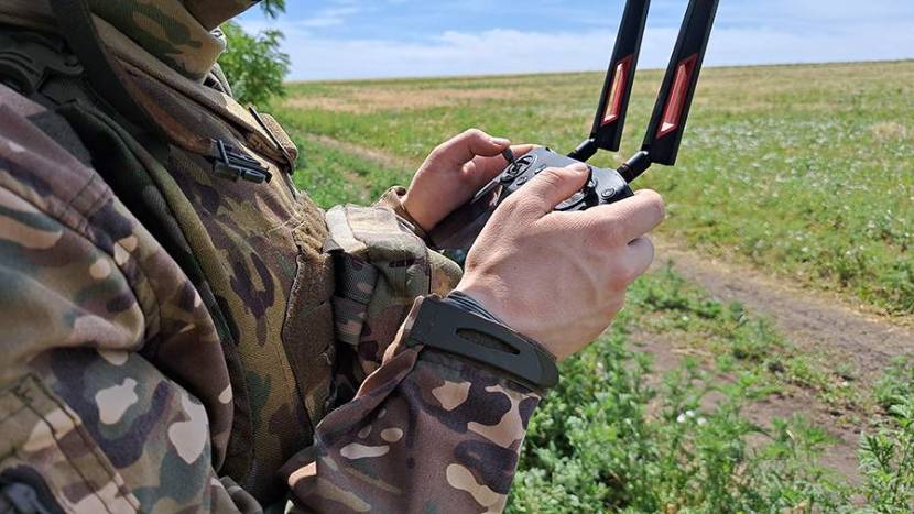 Операторы БПЛА «Молния» уничтожили автомобиль и личный состав ВСУ в зоне СВО
