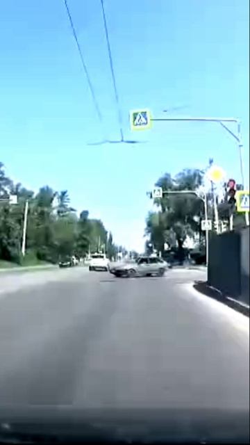 Легко проходит перекресток