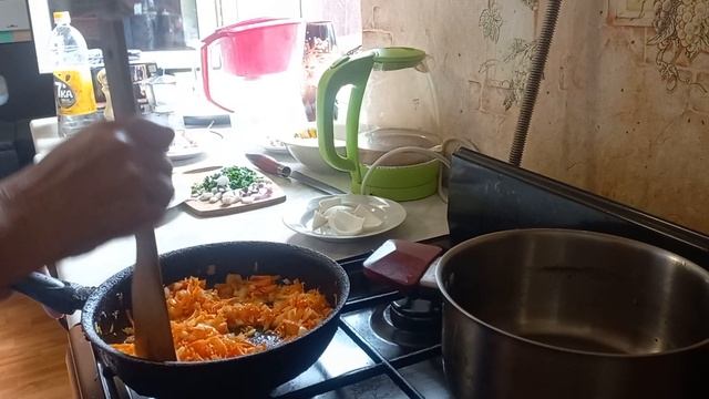 Варю рис с курицей под звук стиральной машины.