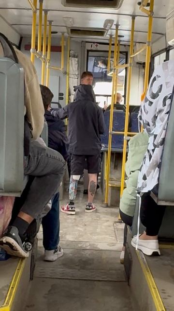 РУССКИЙ МОЛОДОЙ ПАПА с ампутированной ногой