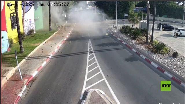 لحظة سقوط شظية صاروخ إيراني في إسرائيل