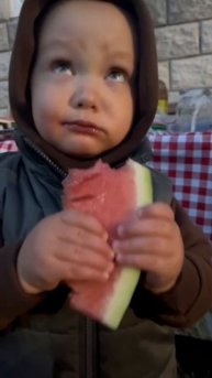 Человек впервые попробовал арбуз