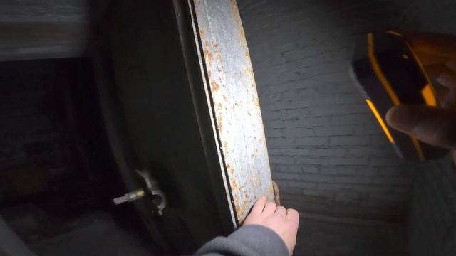 Заброшенное Убежище Гражданской Обороны: Встреча с Людьми в Сгоревшем Бункере