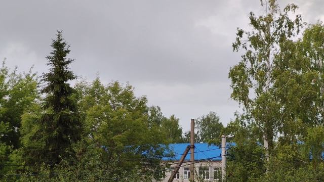 Деревенское небо, на горизонте - деревенская школа, уютная жизнь в деревне
