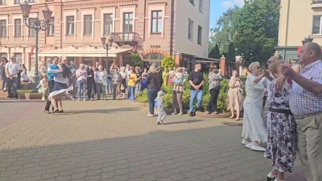В ритме вальса всё плывёт, и танцует ,и поёт ..💃🕺