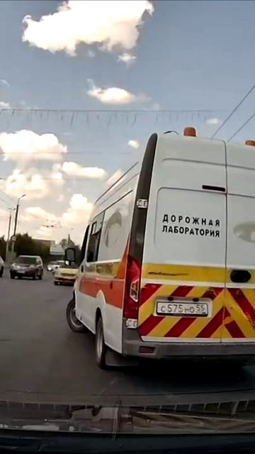 Дорожная лаборатория едет не по правилам