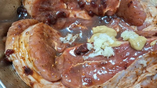 Мясо в брусничном  соусе с молодым картофелем  в  травах, готовим в рукаве-тает во рту!