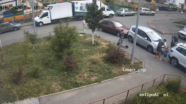 Не заметил ребенка: в Ростове-на-Дону мужчина на самокате не заметил выбежавшего на тротуар ребенка.