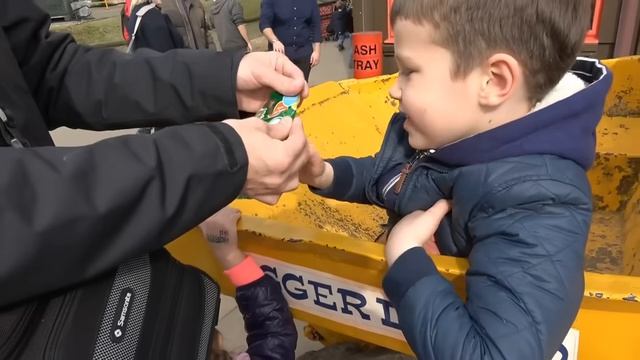 Мистер Макс Макс в 6 лет водит экскаватор ⧸ Летаем в ковше в Diggerland Англия
