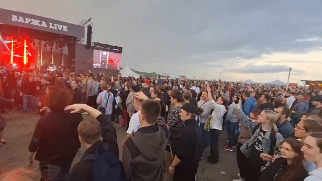 На фестивале Баржа Live  в речпорту начались сеты хедлайнеров: Сейчас играет Мегамозг, потом выйдут