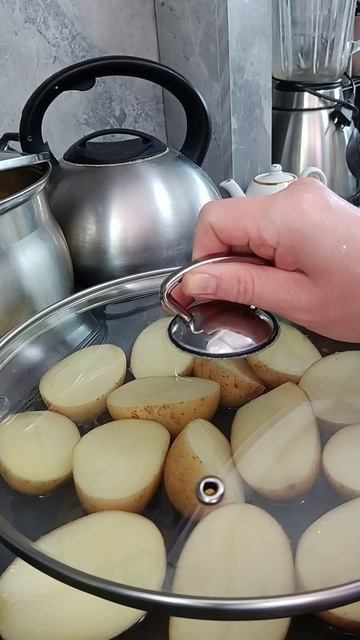 сезон молодой картошки- готовим вкусную картошку на сковороде с чесноком и укропом