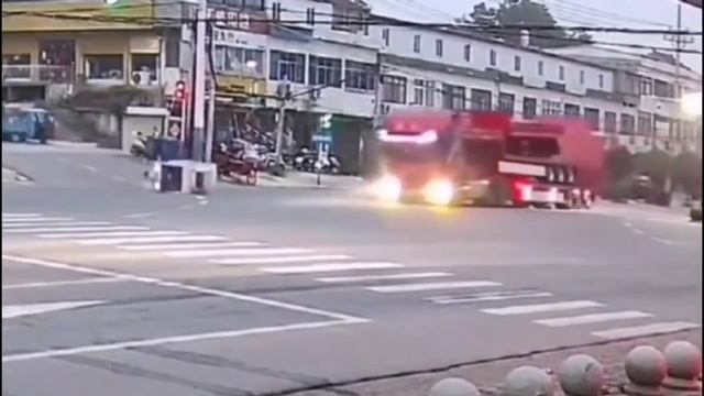 В Китае произошло самое странное ДТП, которое вы когда-либо видели