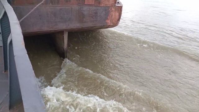 Баржа и завихрение воды  - Навигация 2024 (25 апреля) *без музыки*