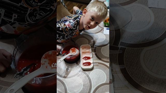 Макс делает фруктовый лед.mp4