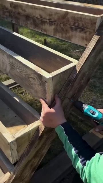 Вертикальные деревянные грядки