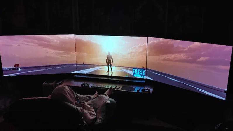 Игра на системе из трех 65" телевизоров LG OLED 65C2