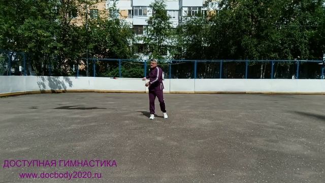 Разминка с копьём на спортплощадке