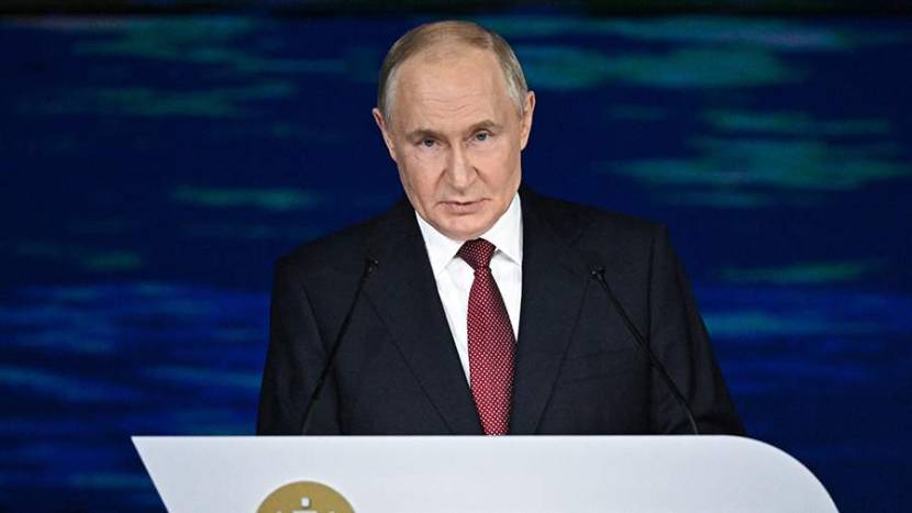 Путин выступает на пленарном заседании ПМЭФ. Трансляция