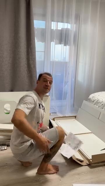 Когда муж сам решил собрать комод