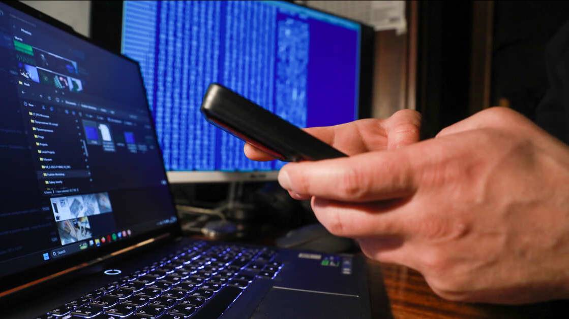 Мошенники запугали восьмиклассника и заставили его отдать почти 3 млн рублей