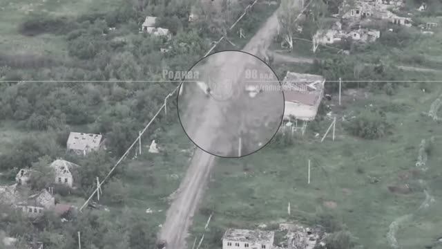 На видео видно, как троица из ВСУ заходит в здание и укрывается там !!!