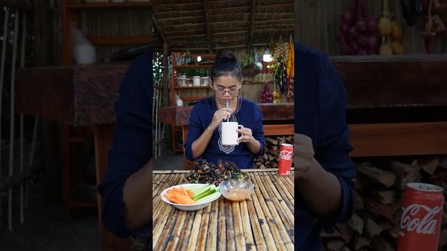 Приготовление особых насекомых жареный тарантул во фритюре и вкусная еда