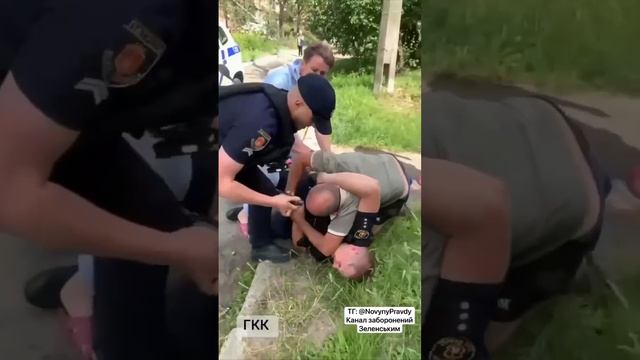 Теперь уже не только ТЦКашники, но и полицаи ловят хохлов на мясо. 

Но этот крепкий попался.