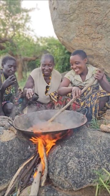Готовка супа на ужин, племя ждёт еду