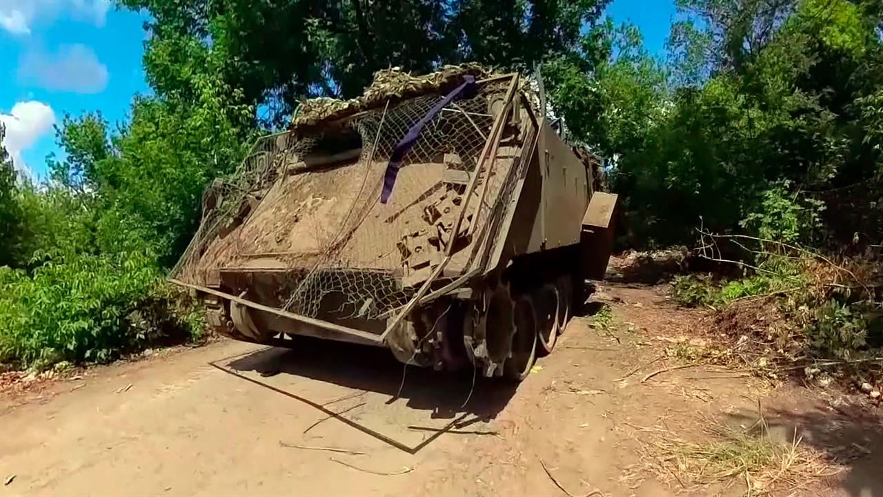 Военнослужащие "Южной" группировки войск увезли с поля боя американский БТР М-113