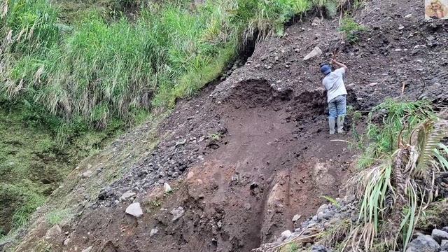 Строительство, шахтёры сбивают оползень