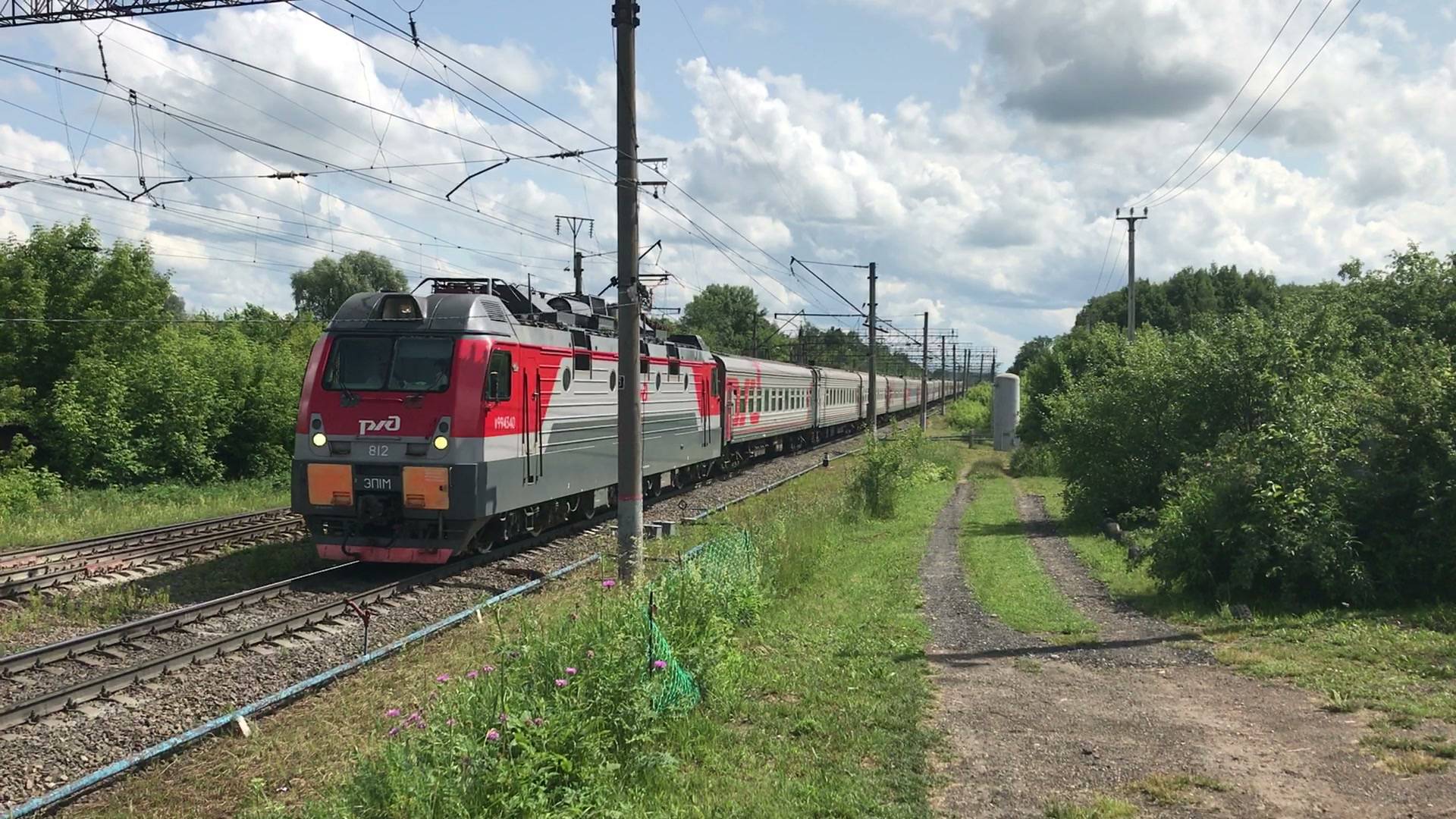 Электровоз ЭП1М-812 с пассажирским поездом №347Й Уфа - Санкт-Петербург проходит станцию Окская