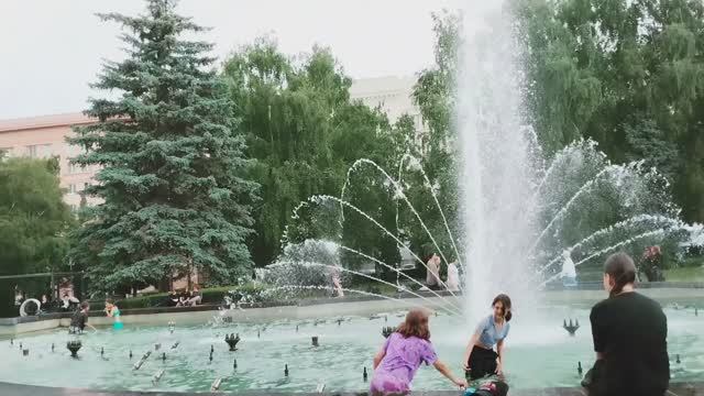 Купание в фонтане.