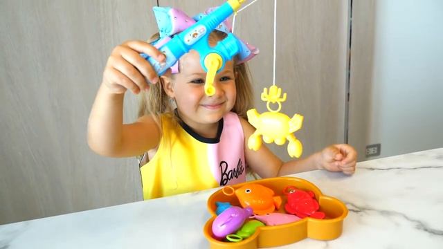 ДИАНА И РОМА - Диана и Рома играют в кафе