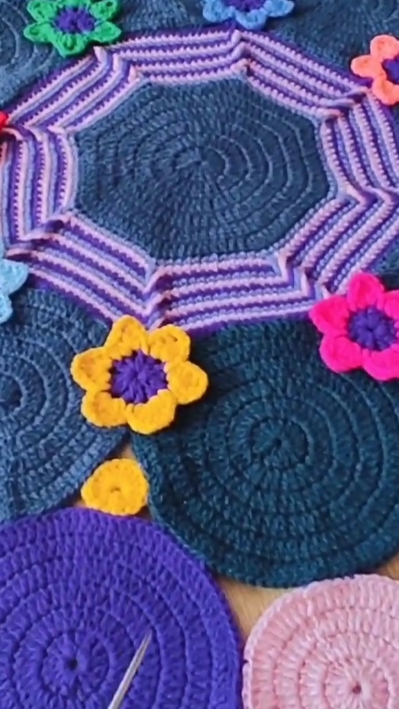 Коврик из кружочков крючком!Вот такой фейерверк получился!🎇/Вязание коврика//Обзор уже на канале!