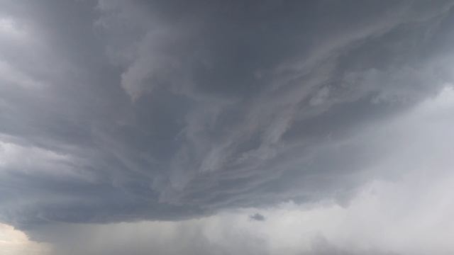 Грозовые тучи над городом