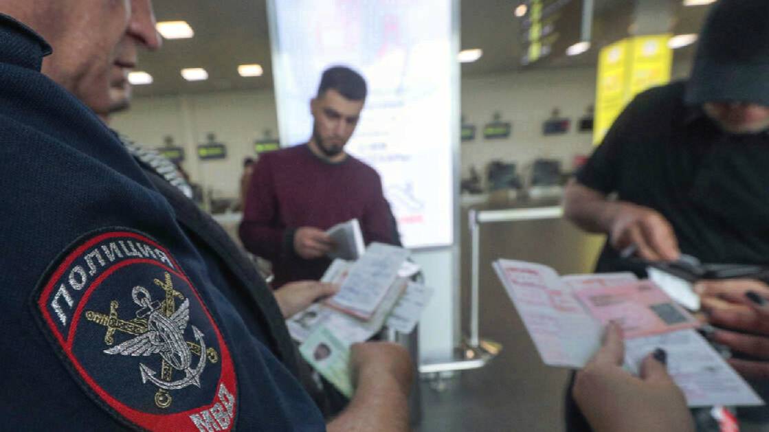 В Госдуме предложили проводить дактилоскопию мигрантов в аэропортах